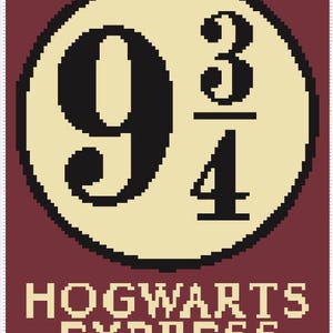 Könnte beinhalten: Ein pixeliges Design mit einem cremefarbenen Kreis mit den schwarzen Zahlen "9 3/4". Darunter stehen die Worte "HOGWARTS EXPRESS" in einer pixeligen Schriftart, alles vor einem weinroten Hintergrund.