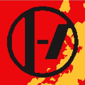 Peut inclure: Conception graphique pixelisée avec un cercle noir contenant une barre oblique noire et un trait horizontal, sur fond rouge. Le fond présente des formes abstraites jaunes et oranges.
