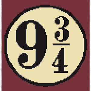 Può includere: Un design circolare con il numero "9 ¾" in nero su un cerchio color crema, su uno sfondo bordeaux. Il design pixelato conferisce un aspetto retrò o a punto croce. L'immagine ricorda la serie di Harry Potter.