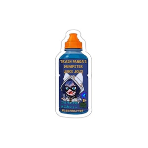 Könnte beinhalten: Ein Aufkleber mit einer blauen Flasche mit orangefarbenem Deckel. Das Etikett trägt die Aufschrift "Trash Panda's Dumpster Juice Jolt!" und zeigt eine Cartoon-Figur. Japanischer Text und das Wort "ELECTROLYTES" sind ebenfalls vorhanden.