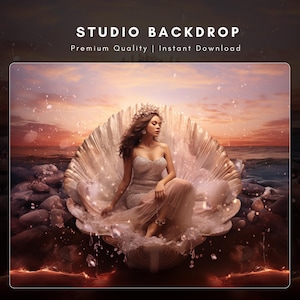 Puede incluir: Un telón de fondo de estudio digital con una mujer con un vestido y corona brillantes, sentada dentro de una concha gigante. El fondo muestra una puesta de sol sobre el océano, con el texto "STUDIO BACKDROP" y "Premium Quality | Instant Download".