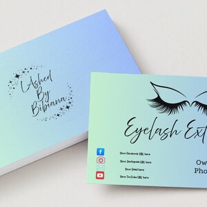 Może przedstawiać: Wizytówki z niebiesko-zielonym gradientem w tle. Jedna karta zawiera tekst "Eyelash Extensions" ze stylizowanymi rzęsami. Druga karta mówi "Lashed By Bibiana". Widoczne są również ikony mediów społecznościowych.