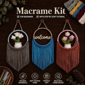 Puede incluir: Un kit de macramé con tres tapices circulares con flecos de algodón. Dos aros contienen flores de ganchillo en macetas blancas y un aro incluye la palabra welcome. Incluye ovillos de cuerda de colores y herramientas de manualidades.