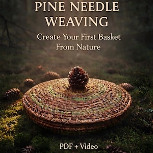 Może przedstawiać: Ręcznie pleciony kosz z igieł sosnowych z szyszką na wierzchu, na tle lasu. Wyświetlany jest tekst "PINE NEEDLE WEAVING" i "Create Your First Basket From Nature". Obraz zawiera również "PDF + Video".