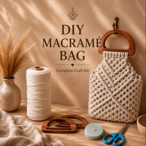Puede incluir: Un kit de manualidades para bolso de macramé que incluye un bolso de cordón anudado color crema con asas de madera, un carrete grande de cordón de algodón blanco, dos asas de madera extra, una cinta métrica redonda y tijeras con mangos azules.