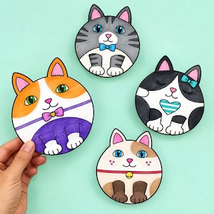 Puede incluir: Cuatro ilustraciones circulares con forma de gato que presentan diseños distintos: un gato atigrado gris con pajarita azul, un gato naranja y blanco con camisa morada, un gato blanco y negro con un corazón y un gato beige con collar rojo.