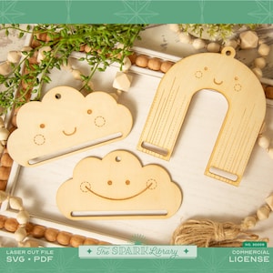 Puede incluir: Tres recortes de madera con un diseño caprichoso. Los recortes tienen forma de nube, arcoíris y cara sonriente. Los recortes están hechos de madera natural y tienen un color marrón claro.
