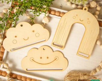 Könnte beinhalten: Drei Holzausschnitte mit einem verspielten Design. Die Ausschnitte sind in Form einer Wolke, eines Regenbogens und eines lächelnden Gesichts. Die Ausschnitte sind aus Naturholz gefertigt und haben eine hellbraune Farbe.