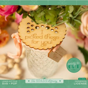 Op de afbeelding: Een heldere glazen pot met een geschulpte houten deksel met de tekst "I picked these for you!". De pot is vastgebonden met een perzikkleurig lint en bevat bloemen. Een klein label leest "Wren". De tekst "ready to CUT" is ook aanwezig.