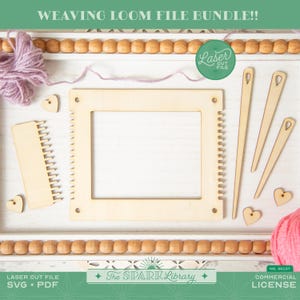 Könnte beinhalten: Ein hölzernes Webstuhl-Datei-Bundle mit dem Text "WEAVING LOOM FILE BUNDLE!!". Das Set enthält einen rechteckigen Webstuhl, Webnadeln, einen Kamm und herzförmige Akzente. Rosa und lila Garn sind ebenfalls vorhanden.
