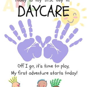Puede incluir: Ilustración colorida con el tema de la guardería con el texto "Today is my first day of DAYCARE". Presenta un sol sonriente, huellas de manos moradas y niños de dibujos animados. También se incluye el texto "Off I go, it's time to play, My first adventure starts today!"