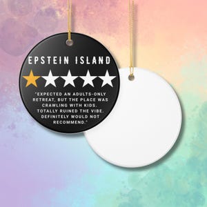 Puede incluir: Un adorno redondo de cer&aacute;mica negra con el texto EPSTEIN ISLAND, una estrella dorada, cuatro estrellas blancas y una rese&ntilde;a: EXPECTED AN ADULTS-ONLY RETREAT, BUT THE PLACE WAS CRAWLING WITH KIDS. TOTALLY RUINED THE VIBE. DEFINITELY WOULD NOT RECOMMEND.