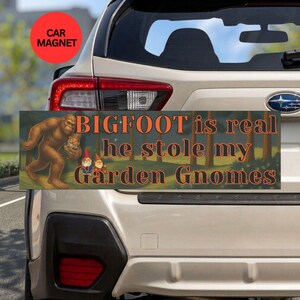 BIGFOOT ES REAL y robó mi imán de parachoques de automóvil desquiciado de gnomos de jardín, gráfico divertido de Bigfoot críptico, broma tonta sobre gnomos de jardín desaparecidos.