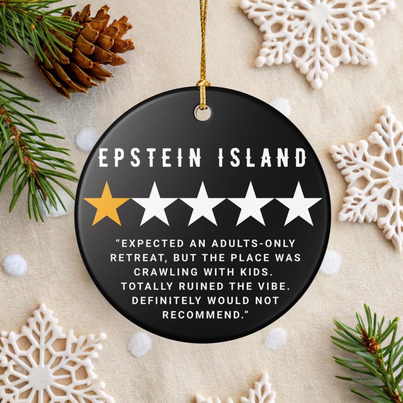 Puede incluir: Un adorno redondo de cer&aacute;mica negra con el texto blanco EPSTEIN ISLAND sobre una estrella dorada y cuatro estrellas blancas. Debajo de las estrellas, el texto blanco dice: EXPECTED AN ADULTS-ONLY RETREAT, BUT THE PLACE WAS CRAWLING WITH KIDS.
