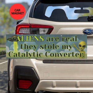 LOS EXTRATERRESTRES SON REALES y robaron mi convertidor catalítico. Imán para parachoques de automóvil desencajado. Gráfico divertido de extraterrestre críptico. Chiste tonto sobre una pieza de automóvil faltante.