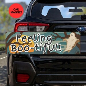 Imán para parachoques de coche "Feeling Boo-tiful", juego de palabras divertido con fantasmas, fantasma fantasmal caprichoso con fondo de temporada espeluznante, linda calcomanía de fantasma para coche.