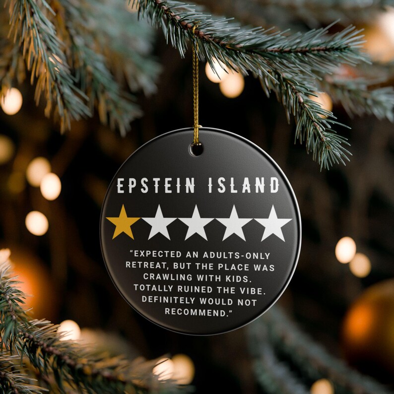 Puede incluir: Un adorno navide&ntilde;o redondo de cer&aacute;mica negra con el texto "EPSTEIN ISLAND" sobre una calificaci&oacute;n de cinco estrellas con solo una estrella dorada. Debajo de las estrellas, el texto dice: "EXPECTED AN ADULTS-ONLY RETREAT, BUT THE PLACE WAS CRAWLING WITH KIDS."