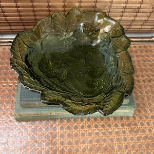 Indiana Glass Loganberry Bowl – Vintage Green Pressed Glass with Leaf & Berry Pattern – 7” Textured Fruit Bowl, Mid-Century Retro Charm