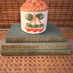 Vintage Strawberry Pie Sugar Bowl with Lid – Retro Ceramic Kitchen Canister – Cottagecore Farmhouse Decor