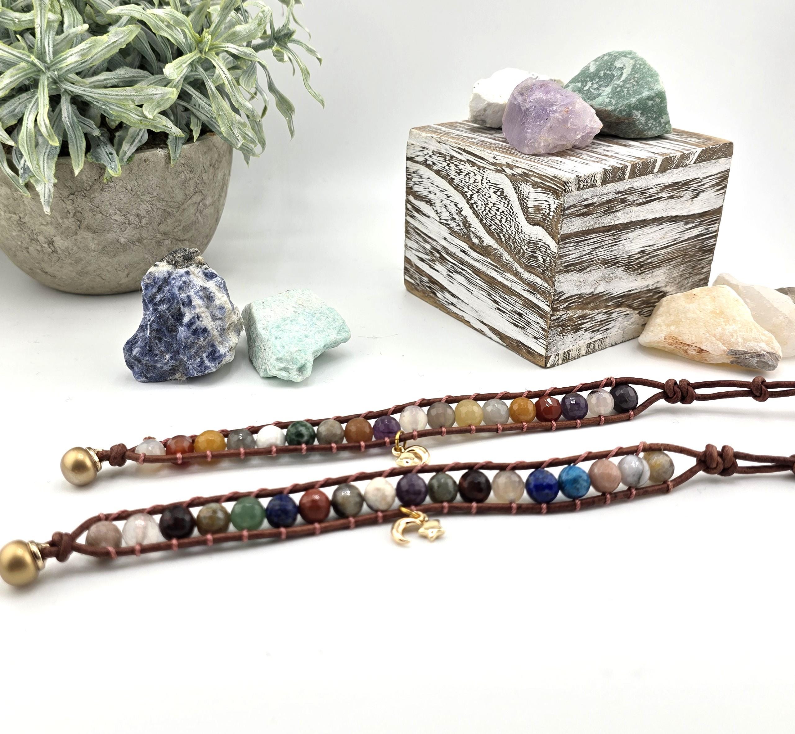 Bracciale avvolgente in pelle Boho, perline di pietre semipreziose, ciondolo in oro 18k - Italia
