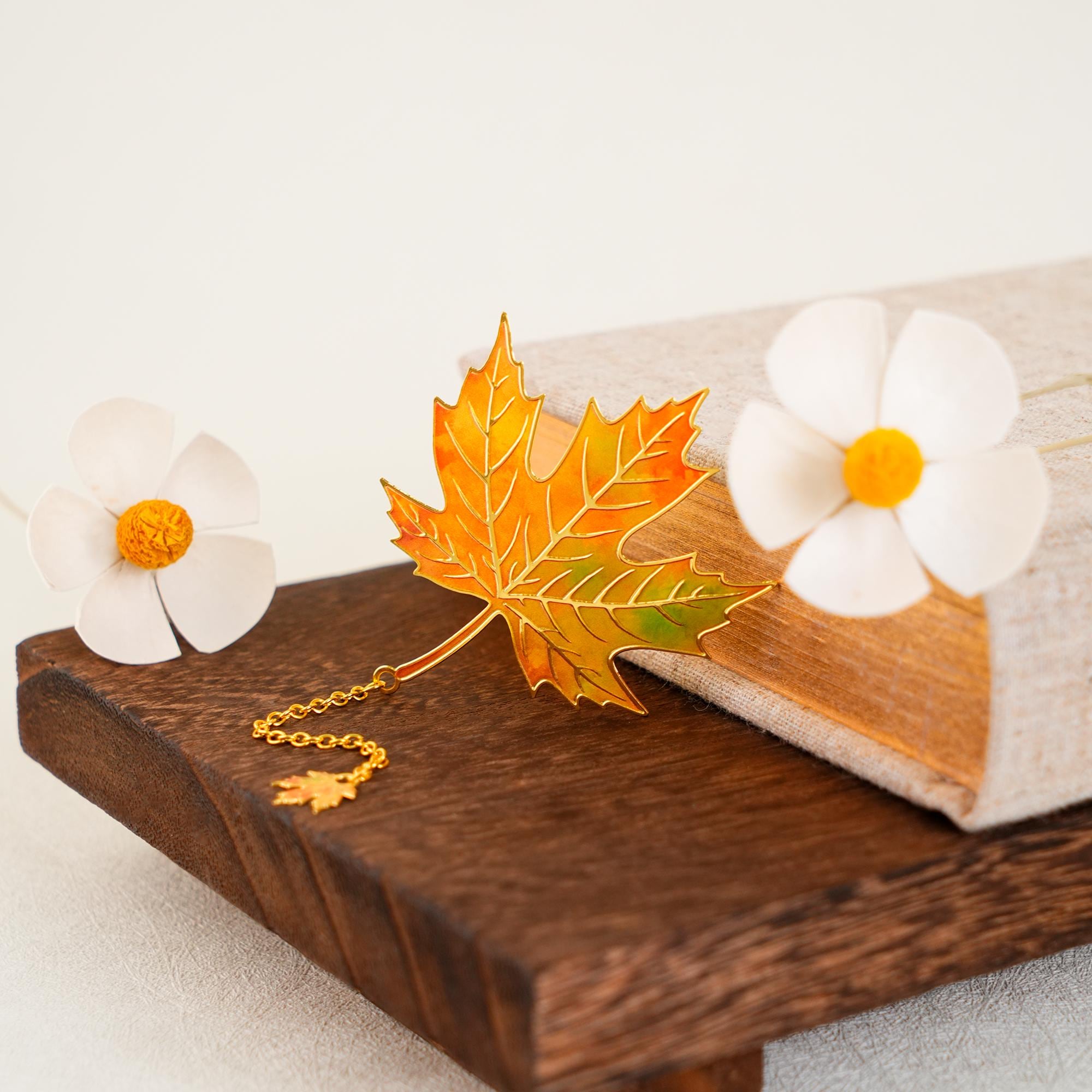 Broche Rétro Petite Feuille D'érable En émail Rouge Sur Fond Or - Modèle 4119 - Occasion