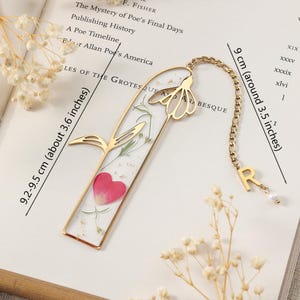Marcapáginas personalizado con inicial del mes de nacimiento y flores, arte en resina con flores secas, regalo para amantes de los libros, regalo para un nuevo capítulo / regalo de boda de otoño imagen 2