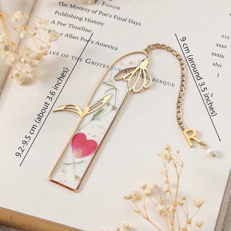 Marcapáginas personalizado con inicial del mes de nacimiento y flores, arte en resina con flores secas, regalo para amantes de los libros, regalo para un nuevo capítulo / regalo de boda de otoño imagen 2