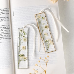Segnalibro in resina con fiore di gypsophila – Segnalibro con vero fiore pressato – Regalo ispirato alla natura per gli amanti della lettura