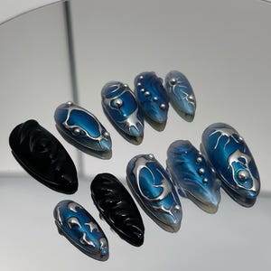 Schwarz und Chrom Blau Galaxy Press On Nails - Lange Stiletto Sci-Fi Fake Nägel mit 3D Alien Kern Design, futuristisches Nail Art Set, Y2K Chrom