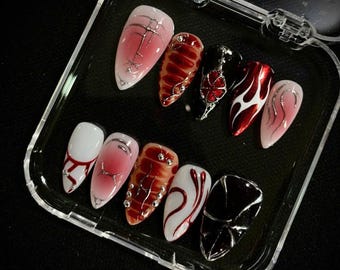 Unghie finte cromate rosse, set di unghie con fiamme gotiche, unghie con design 3D nere e rosse, unghie con strass, unghie fatte a mano di lusso