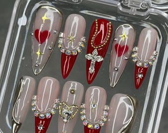 Unghie finte con cuore rosso incrociato, unghie gotiche per San Valentino, unghie con strass 3D, set di unghie finte lunghe a stiletto, unghie glamour fatte a mano