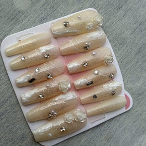 Ivoor parelmoer roos pers op de nagels | 3D-bloem strass-nagels | Elegante bruiloftnagelset | Handgemaakte luxe doodskistnagels | Bruidsnagelkunst