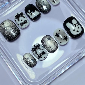 Uñas postizas Kawaii en blanco y negro / Diseño de uñas con forma de conejito, oso y estrella / Juego de uñas postizas cortas reutilizables / Regalo de moda para ella