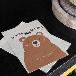 Tierna tarjeta para el Día del Padre en español con ilustración de oso y mensaje amoroso de parte de un hijo o hija