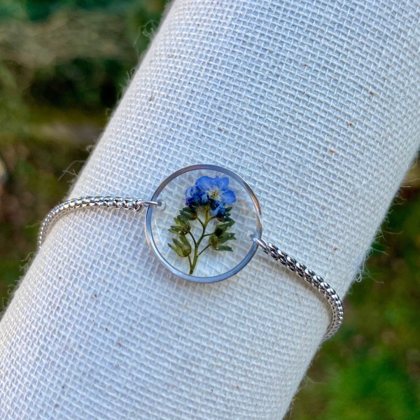 Verstellbares Armband mit einer echten getrockneten blauen Vergissmeinnicht-Blume. Edelstahl. Blumenschmuck. Blume der Erinnerung.