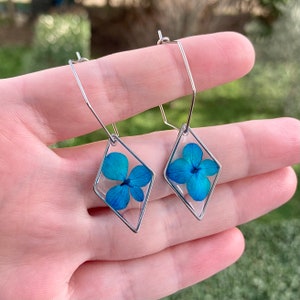 Diamond shape earrings with blue hydrangea flower. Stainless steel