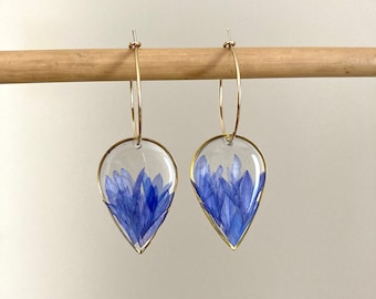 Boucles d'oreilles forme de goutte inversée inclusion fleurs de bleuet. Vraies fleurs séchées.