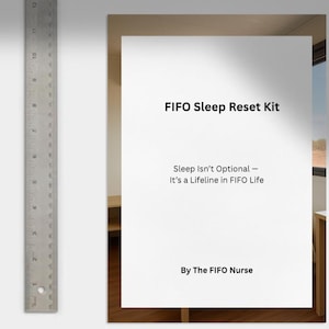 Può includere: Un foglio di carta bianco intitolato "FIFO Sleep Reset Kit" con il testo "Sleep Isn't Optional - It's a Lifeline in FIFO Life" e "By The FIFO Nurse". Un righello di metallo è sul lato sinistro dell'immagine.