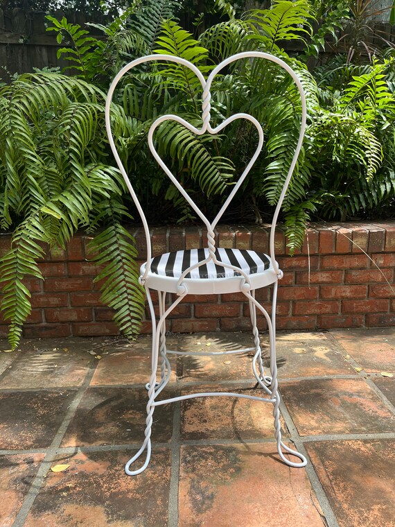 チェア　鉄　アイアン　ハート型　アンティーク　ビンテージ　シャビー　テラス Vintage Bistro Set – Wrought Iron Table, Heart Chairs, Striped