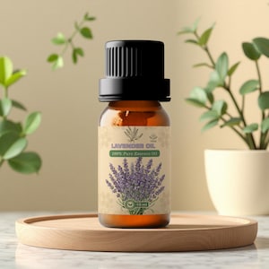 Może przedstawiać: Brązowa szklana butelka olejku lawendowego z czarną zakrętką, z etykietą "Lavender Oil 100% Pure Essence Oil". Etykieta zawiera fioletową ilustrację lawendy i informuje, że butelka zawiera 10 ml. Butelka stoi na drewnianej tacy.