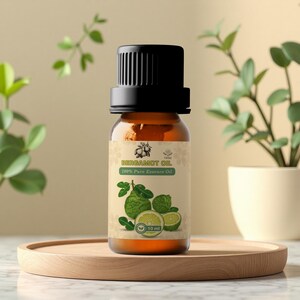 Könnte beinhalten: Eine braune Glasflasche mit Bergamotteöl und schwarzem Verschluss. Das Etikett zeigt "Bergamot Oil 100% Pure Essence Oil" und Illustrationen von Bergamottefrüchten. Die Flasche enthält 10 ml Öl und steht auf einem Holztablett.
