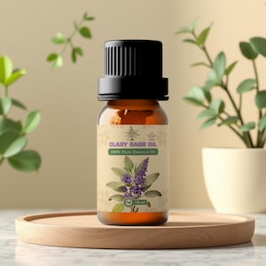 Può includere: Una piccola bottiglia di vetro ambrato con tappo nero, etichettata "Clary Sage Oil 100% Pure Essence Oil". L'etichetta presenta un'illustrazione botanica di salvia sclarea con fiori viola e foglie verdi. La bottiglia è su un vassoio di legno.