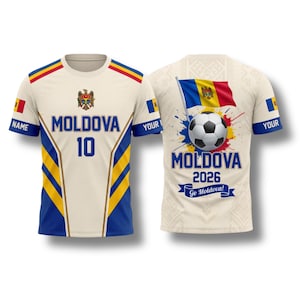Könnte beinhalten: Ein cremefarbenes Fußballtrikot mit blauen und gelben Akzenten. Auf der Vorderseite steht "MOLDOVA 10" und ein Wappen. Auf der Rückseite sind ein Fußball, die moldauische Flagge und der Text "MOLDOVA 2026 Go Moldova!"