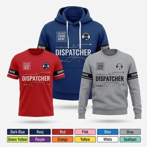 Op de afbeelding: Een blauwe hoodie, een rood t-shirt en een grijze sweater, elk voorzien van de tekst DISPATCHER, een headset-pictogram en tijdelijke aanduidingen voor een logo, naam en bedrijf. De kledingstukken tonen een technisch grafisch ontwerp met lijnen.