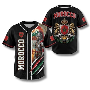Op de afbeelding: Zwart honkbalshirt met het woord "MOROCCO" verticaal op de voorkant. Het shirt heeft een ontwerp van een krijger en de Marokkaanse vlag. De achterkant van het shirt toont het woord "MOROCCO" boven een wapenschild.