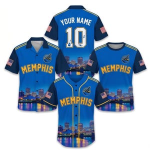 Op de afbeelding: Vier blauwe shirts met een afbeelding van de skyline van Memphis aan de onderkant, gele tekst MEMPHIS en kleine Amerikaanse vlaggen op de mouwen. Eén shirt toont de tekst YOUR NAME en het nummer 10 op de achterkant.