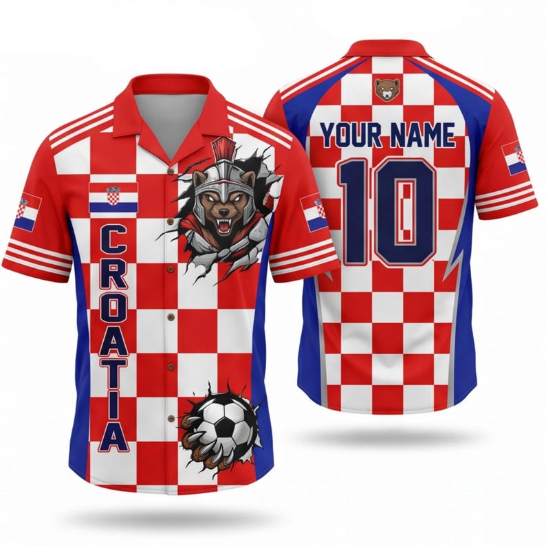 Może przedstawiać: Chorwacka koszulka piłkarska w czerwono-białą kratę z wizerunkiem niedźwiedzia w hełmie gladiatora. Słowo "CROATIA" jest wydrukowane pionowo z przodu. Numer "10" i "YOUR NAME" znajdują się z tyłu.