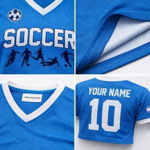 Puede incluir: Una camiseta de f&uacute;tbol azul con ribetes blancos y cuello en V. La camiseta presenta la palabra "SOCCER" en letras blancas, un gr&aacute;fico de bal&oacute;n de f&uacute;tbol y siluetas de jugadores. La parte trasera muestra "YOUR NAME" y el n&uacute;mero "10". Hecho de 100% poli&eacute;ster.