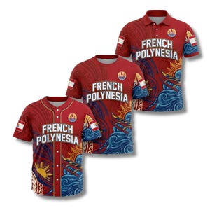 Könnte beinhalten: Drei rote Hemden mit dem Aufdruck "FRENCH POLYNESIA". Sie zeigen polynesische Designs mit blauen Wellen, einer gelben Sonne und einem Boot. Stile umfassen ein Baseball-Trikot, ein Rundhals-T-Shirt und ein Poloshirt.