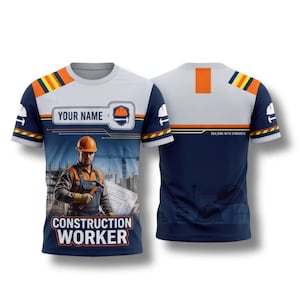 Può includere: Una maglietta bianca e blu navy con un design da operaio edile. La parte anteriore della maglietta mostra un operaio edile con un martello e dei progetti, con le parole "CONSTRUCTION WORKER" sotto. La maglietta ha anche il testo "YOUR NAME" e un'icona del casco.